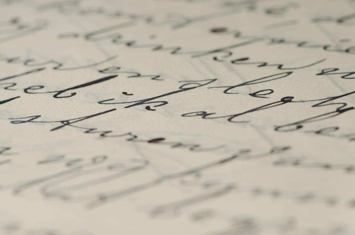Lettre manuscrite à l'encre — capsule temporelle traditionnelle vs numérique