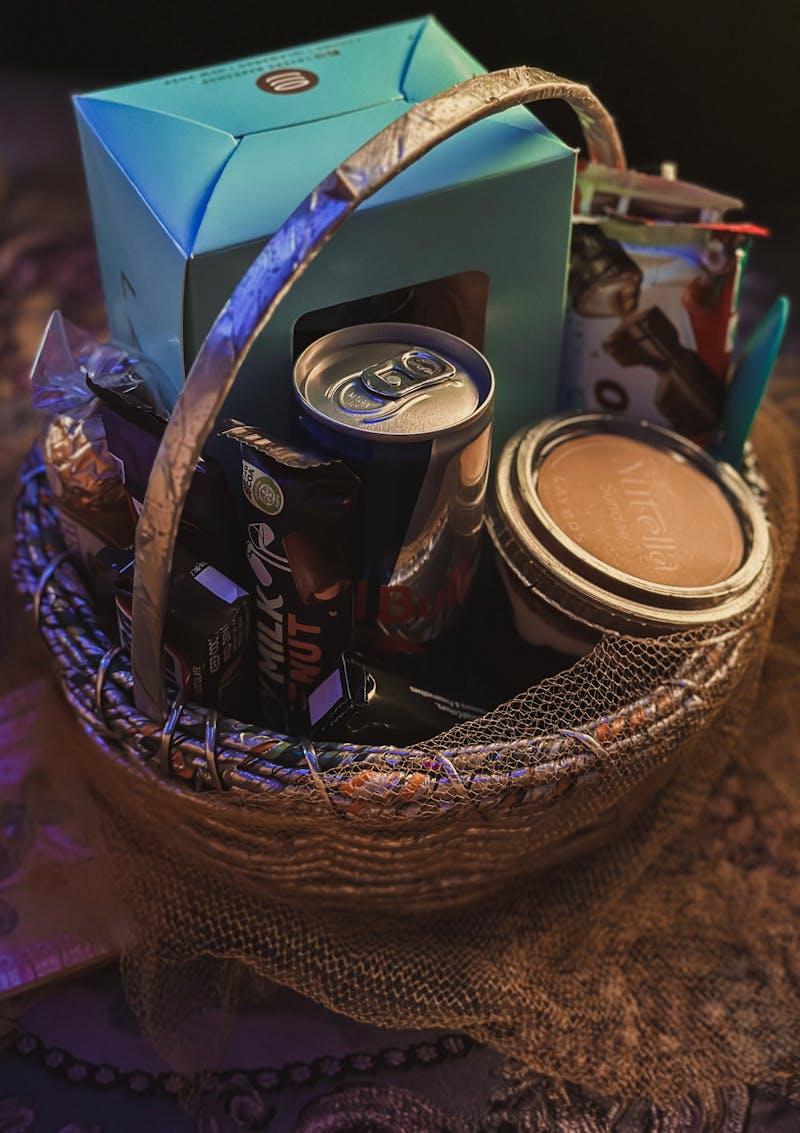 Panier cadeau gourmand rempli de douceurs — cadeau de naissance pour les parents
