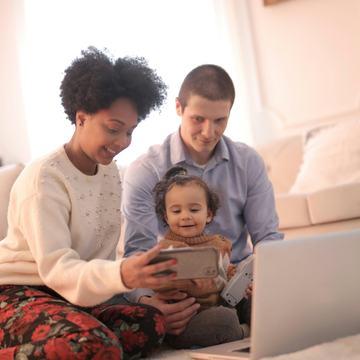Une famille heureuse prend un selfie ensemble avec un smartphone