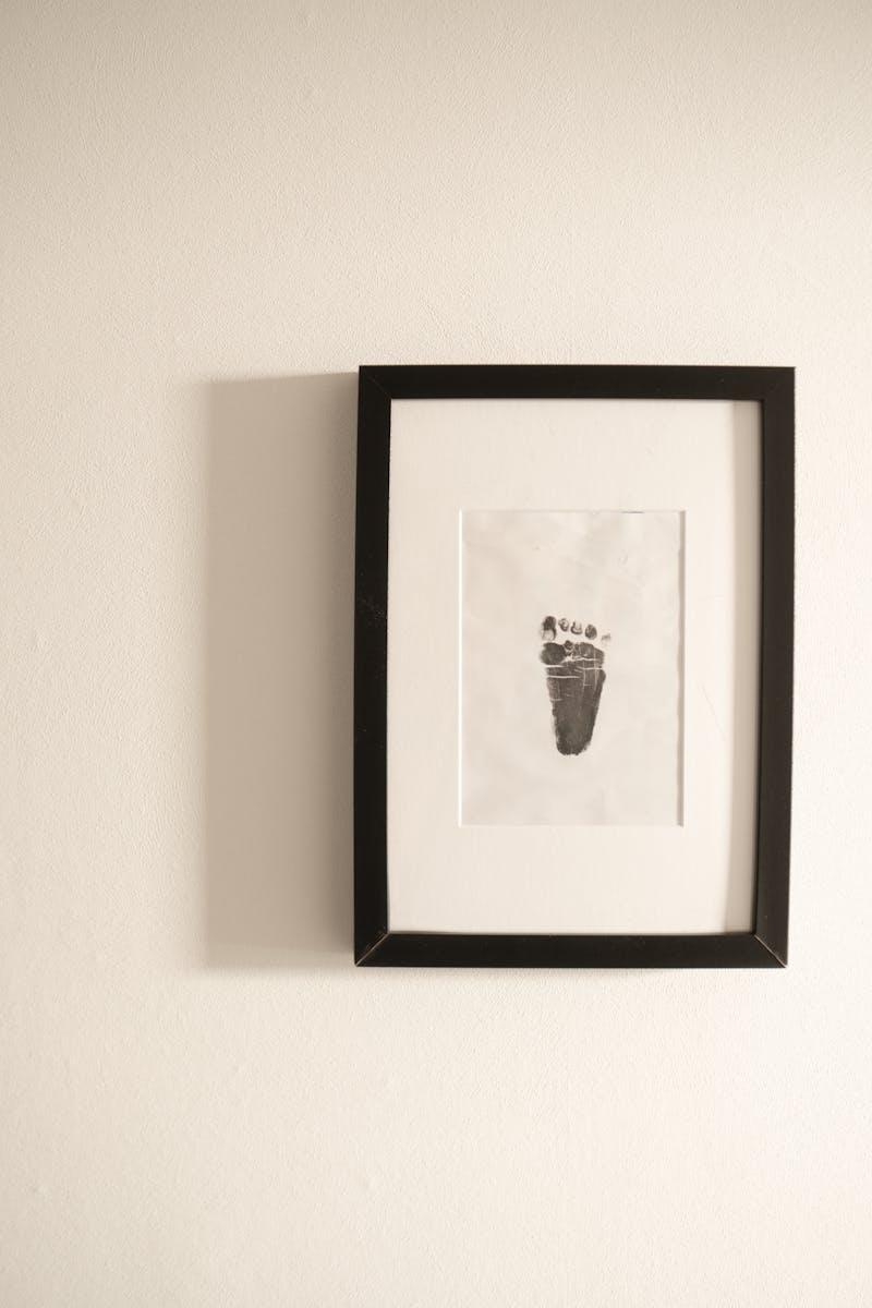 Empreinte de pied de bébé encadrée en noir et blanc — cadeau de naissance original