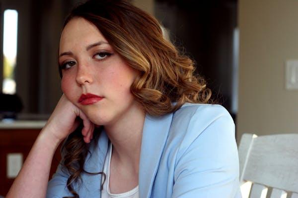 Femme qui se tient la tête