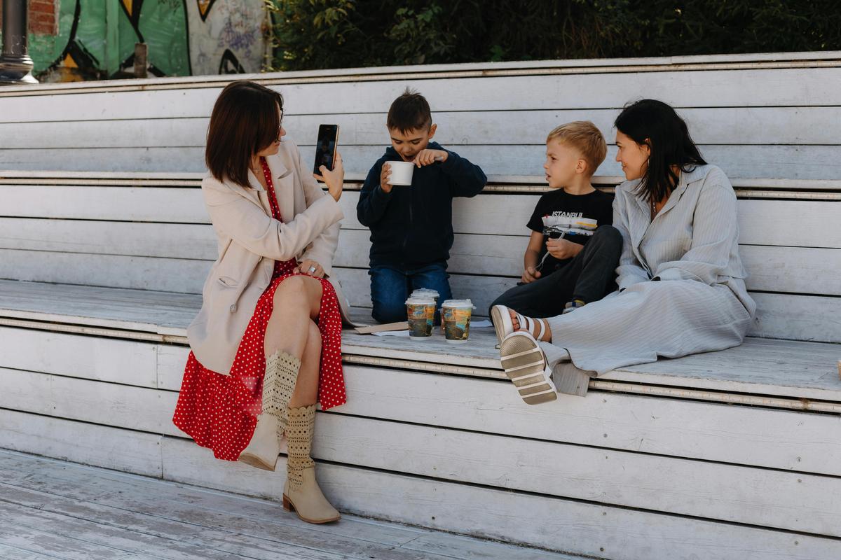 Une maman prend une photo de son enfant avec son smartphone