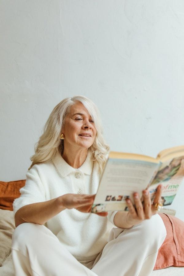 Grand-mère qui lit