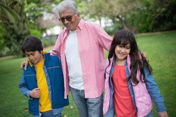 Grand-père et ses 2 petites filles