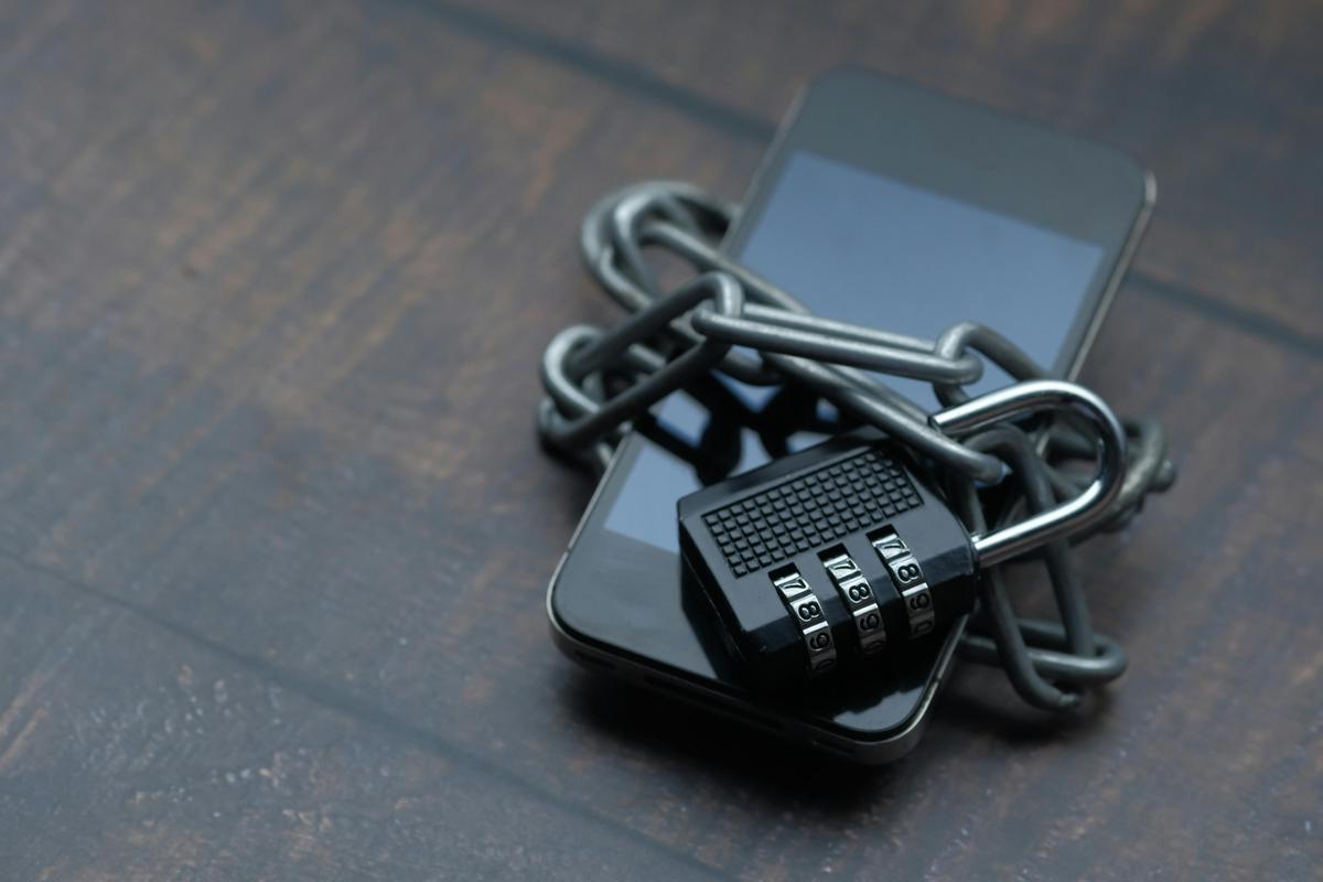 Un smartphone avec un cadenas symbolisant la protection des données personnelles