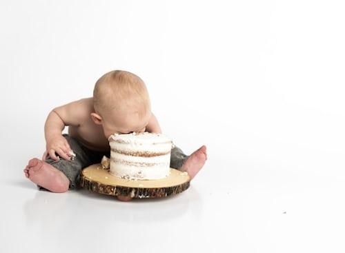 bébé dans un gateau